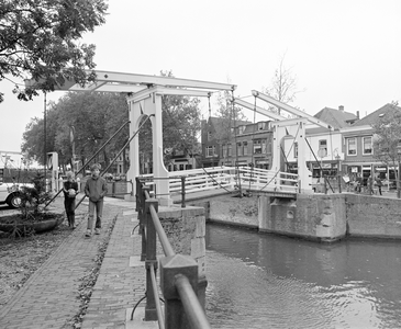 885105 Gezicht op de ophaalbrug bij de Lekstraat, over de Oude Sluis te Vreeswijk (gemeente Nieuwegein), met op de ...